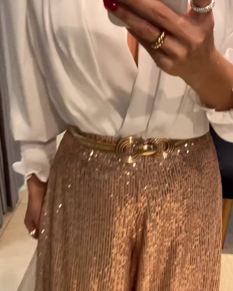 Elegant ensfarvet sommerbluse med lanterneærmer og V-udskæring