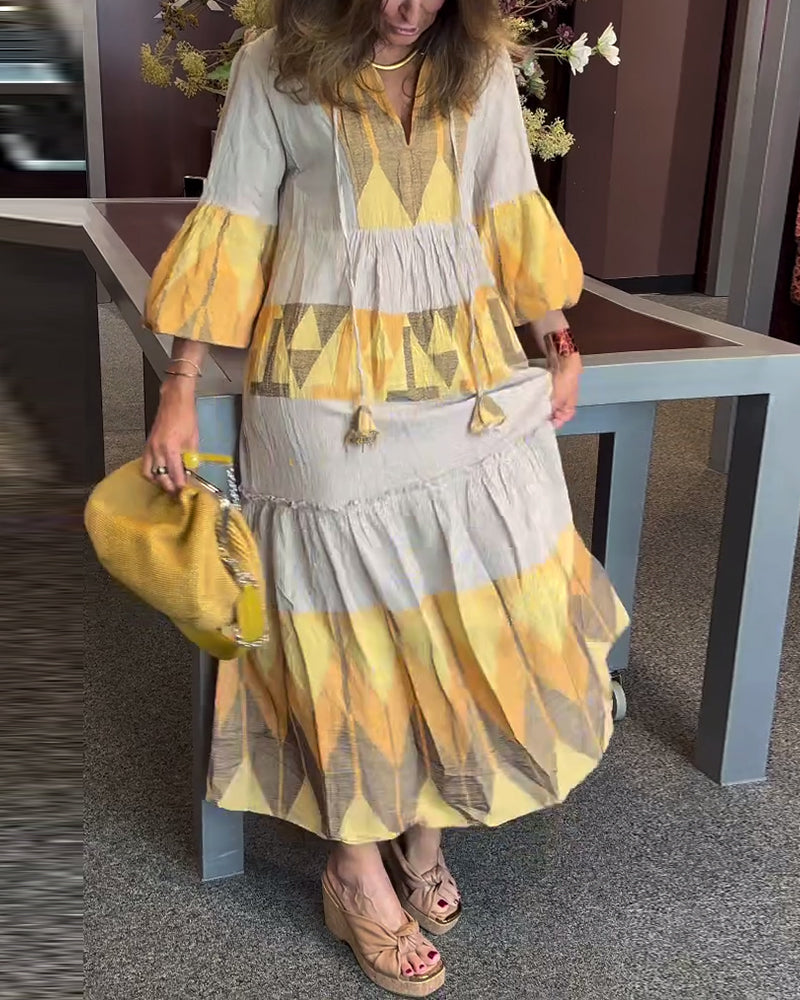 Kjole med kvaster, klokkeærmer og geometrisk print