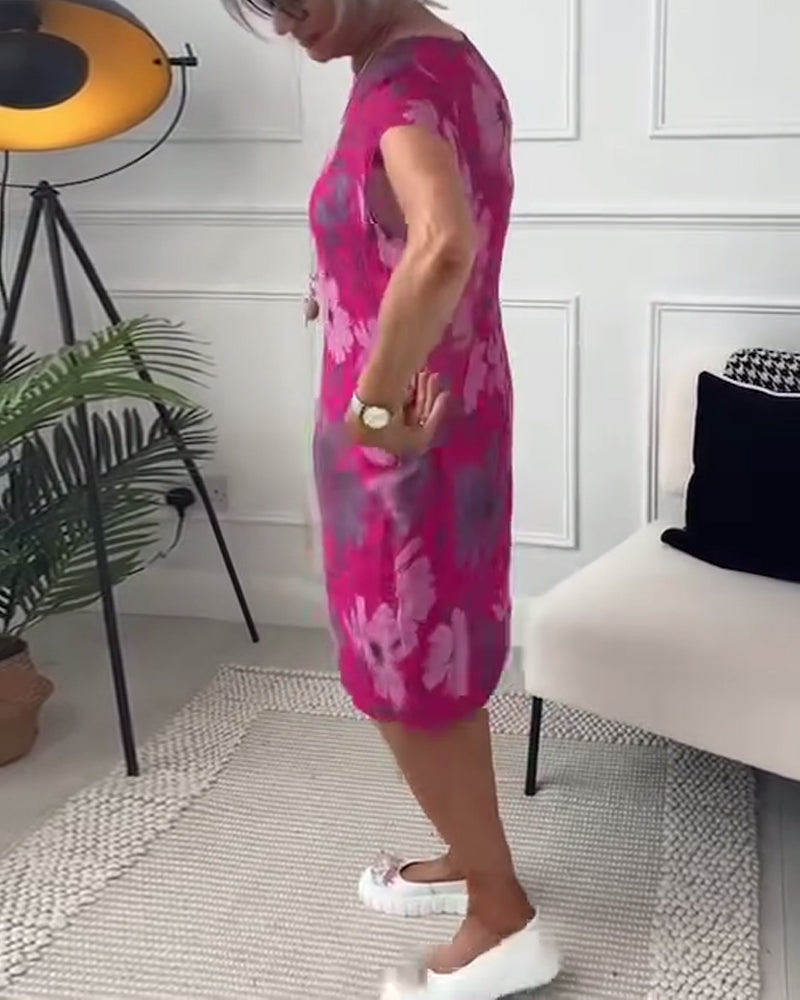 Afslappet løs blomsterkjole med korte ærmer