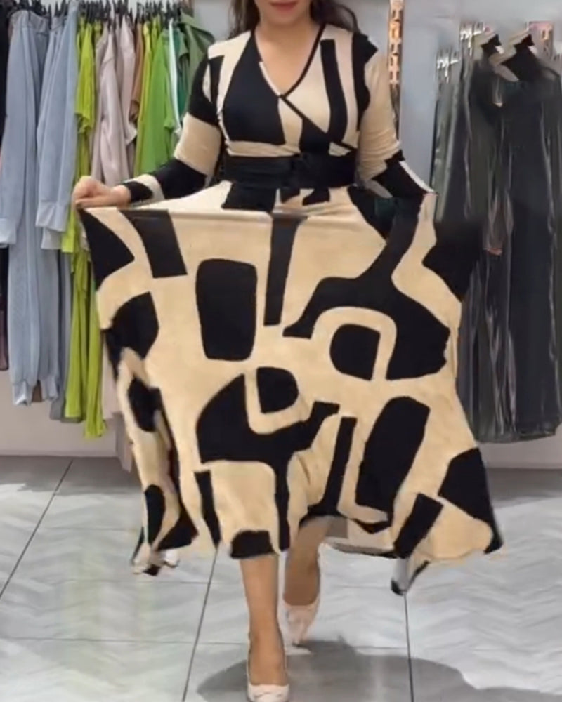 Elegant lang kjole med V-udskæring og print