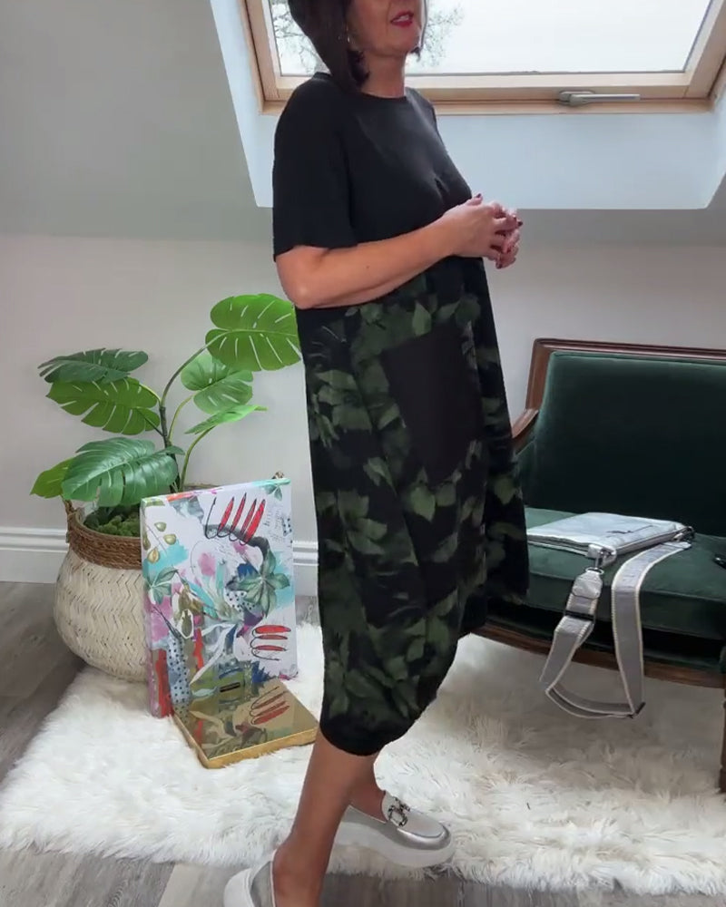 Afslappet rundhalset patchworkkjole med delvist blomsterprint