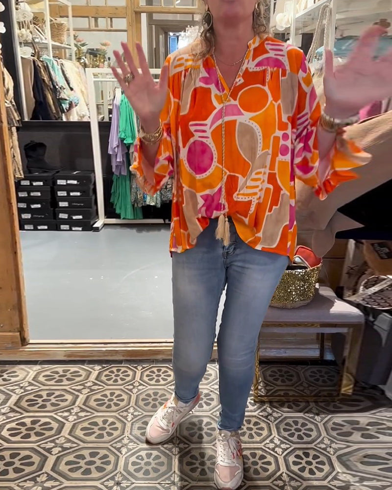 Farverig bluse i løs pasform