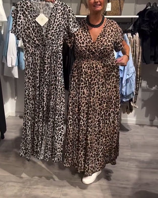 Moderigtig A-Formet Kjole Med V-Hals Og Leopardprint