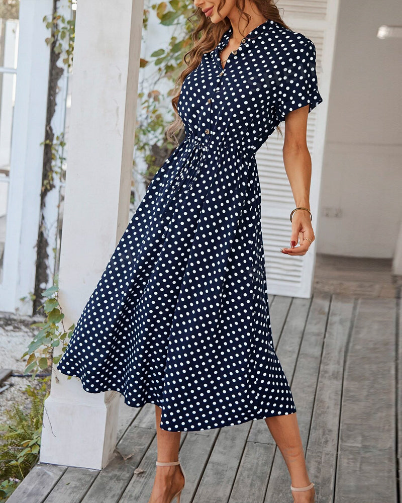 Prikmønstret kjole med bindebånd og knapper