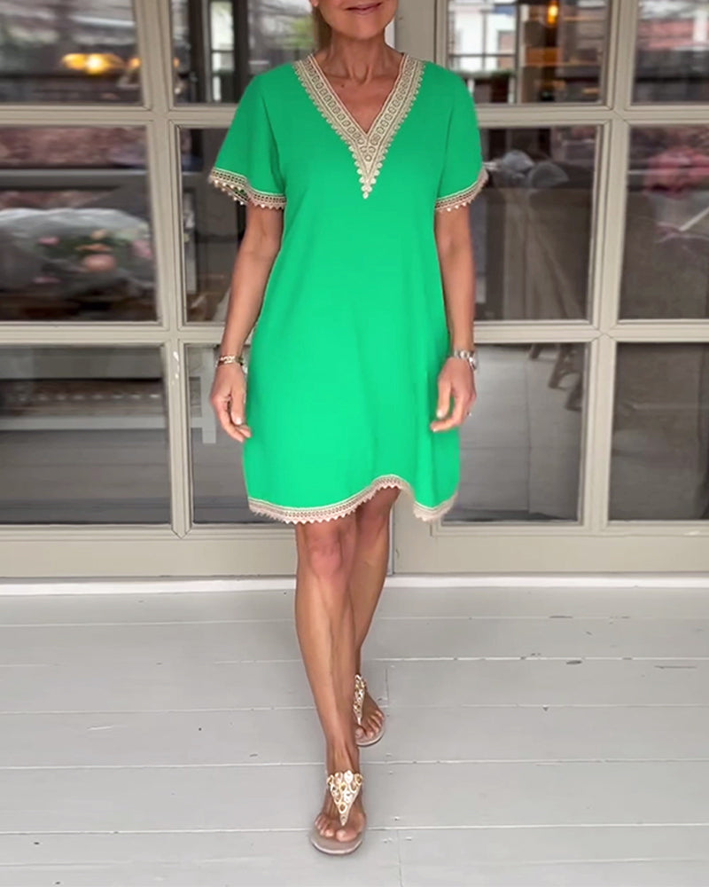 Elegant kjole med blondepaneler og V-udskæring