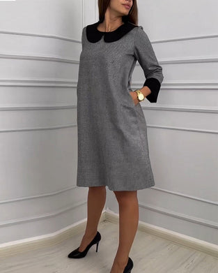 Afslappet kjole med Peter Pan-krave