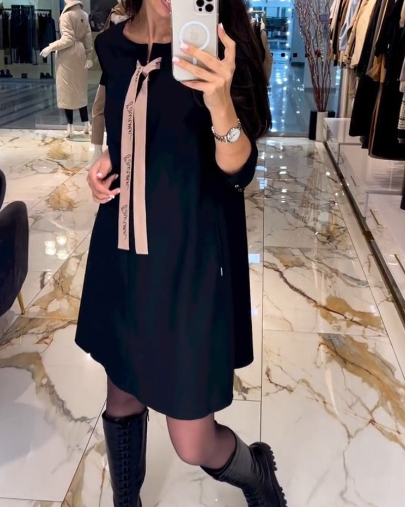 Stilfuld kjole med båndkrave