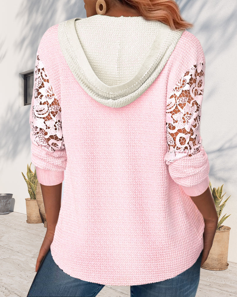 Lyserød hættetrøje med hulmønstrede ærmer