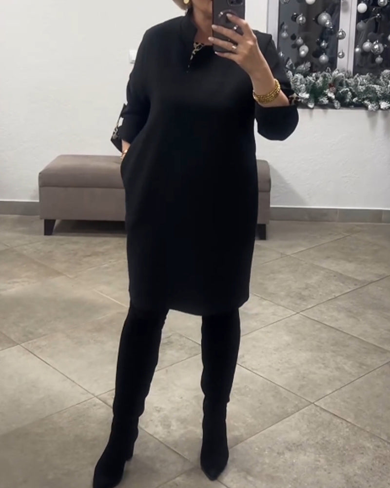 Ensfarvet kjole med ståkrave