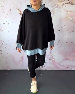 Afslappet hættetrøje med kontrastfarvede kanter