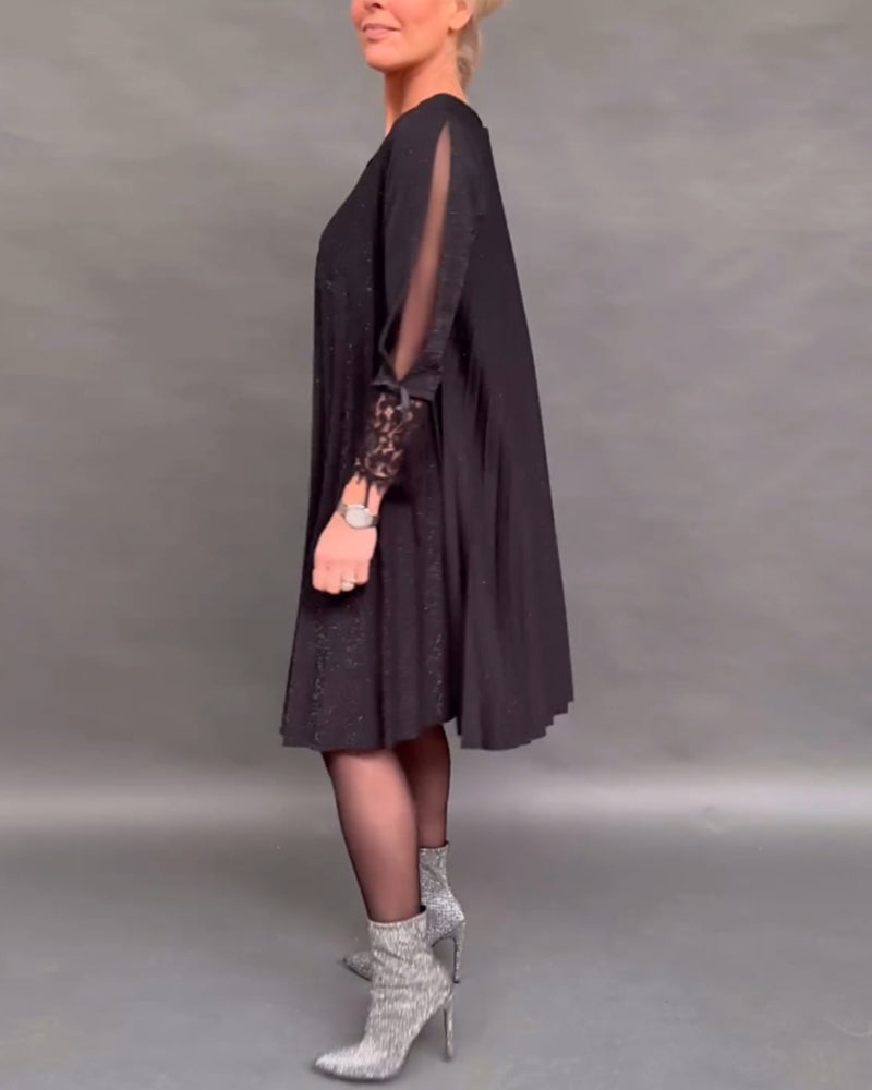 Ensfarvet kjole med plisseret nederdel