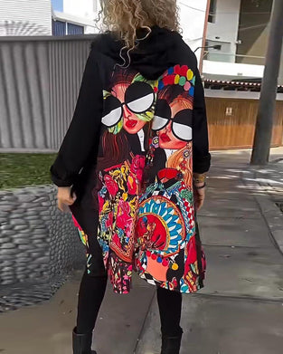 Sort patchworkkjole med hætte og rygprint