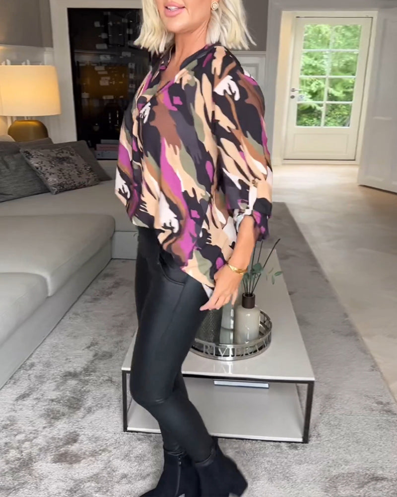 Bluse med V-udskæring og tie-dye mønster