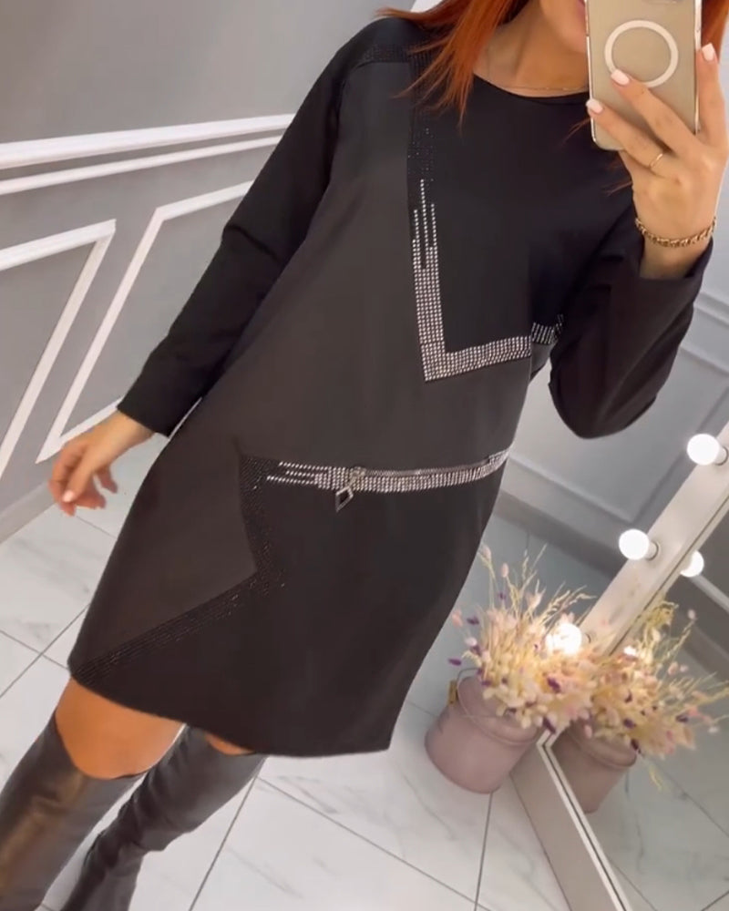 Stilfuld kjole med abstrakt print