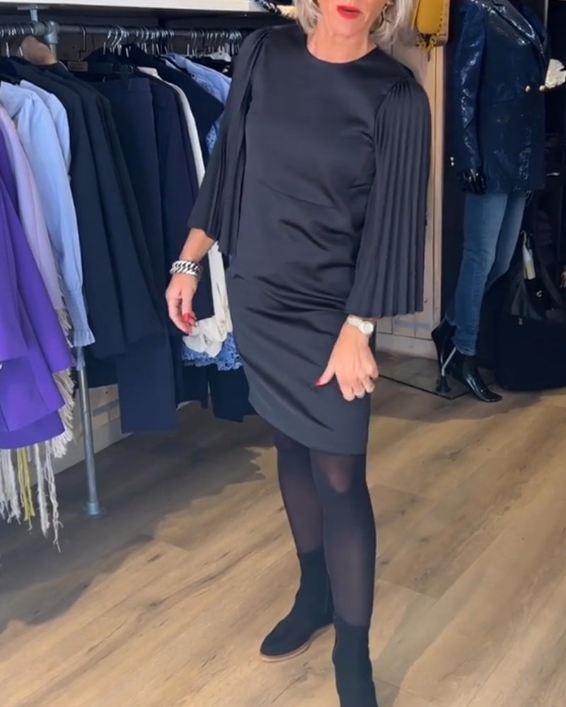 Sort kjole med plisserede klokkeærmer