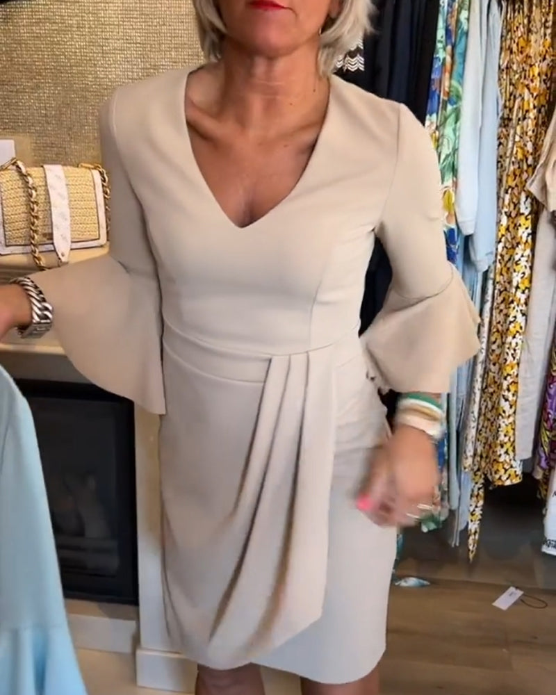 V-hals plisseret kjole med klokkeærmer