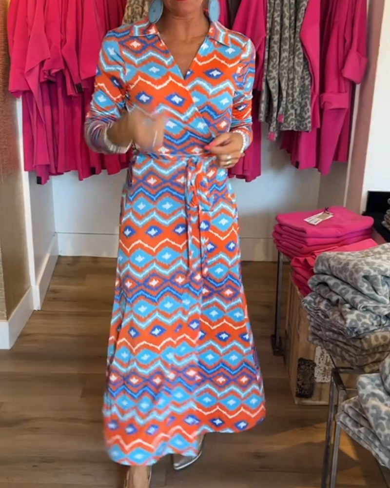 Farverigt mønstret kjole med reverskrave