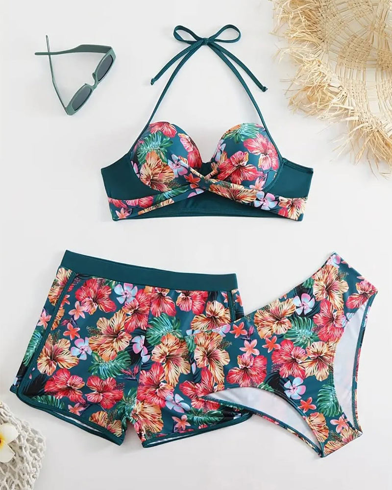 Badedragt med afslappet blomsterprint og tredelte shorts