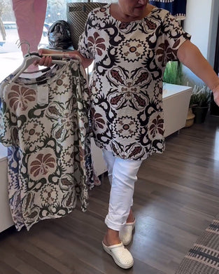 Afslappet blomsterbluse med rund hals