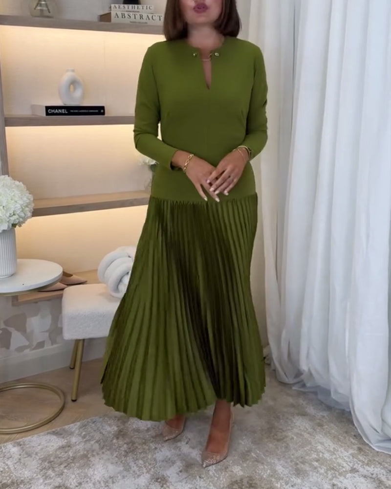Grøn kjole med lange ærmer og plissering