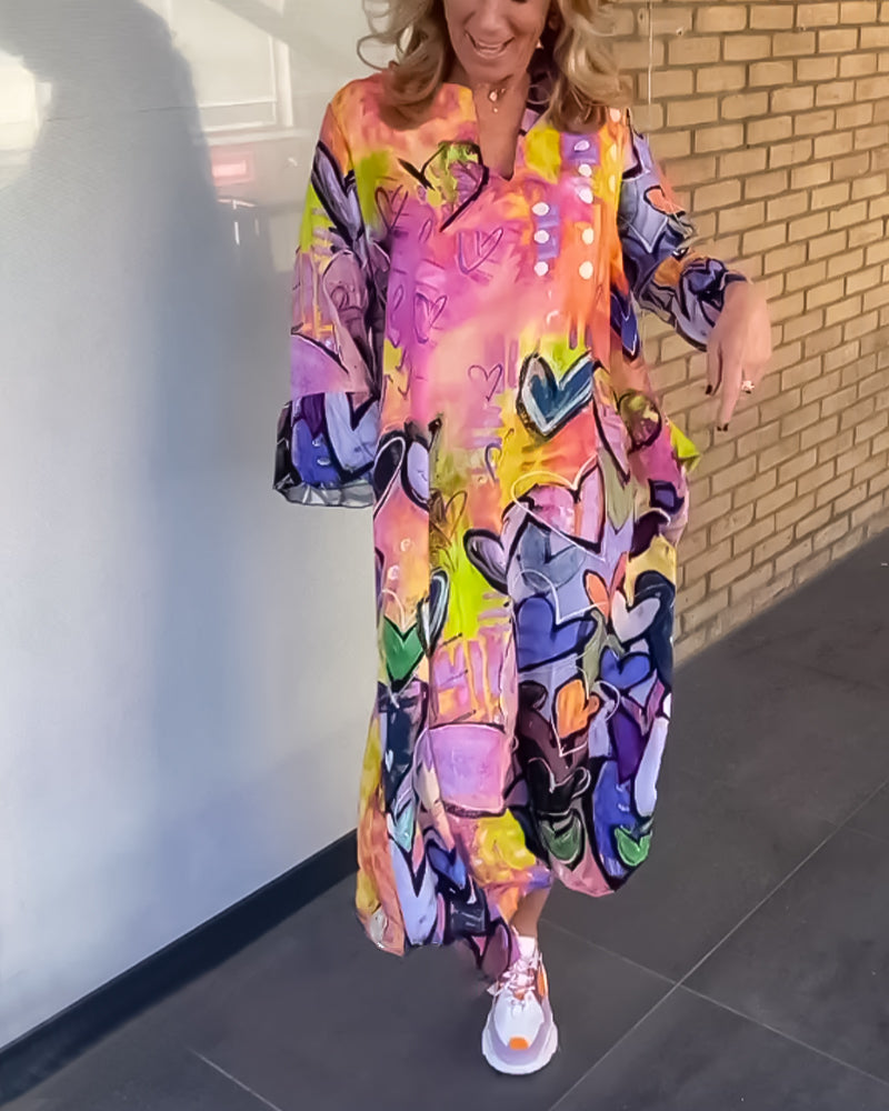 Langærmet kjole med farverige hjerter og V-udskæring