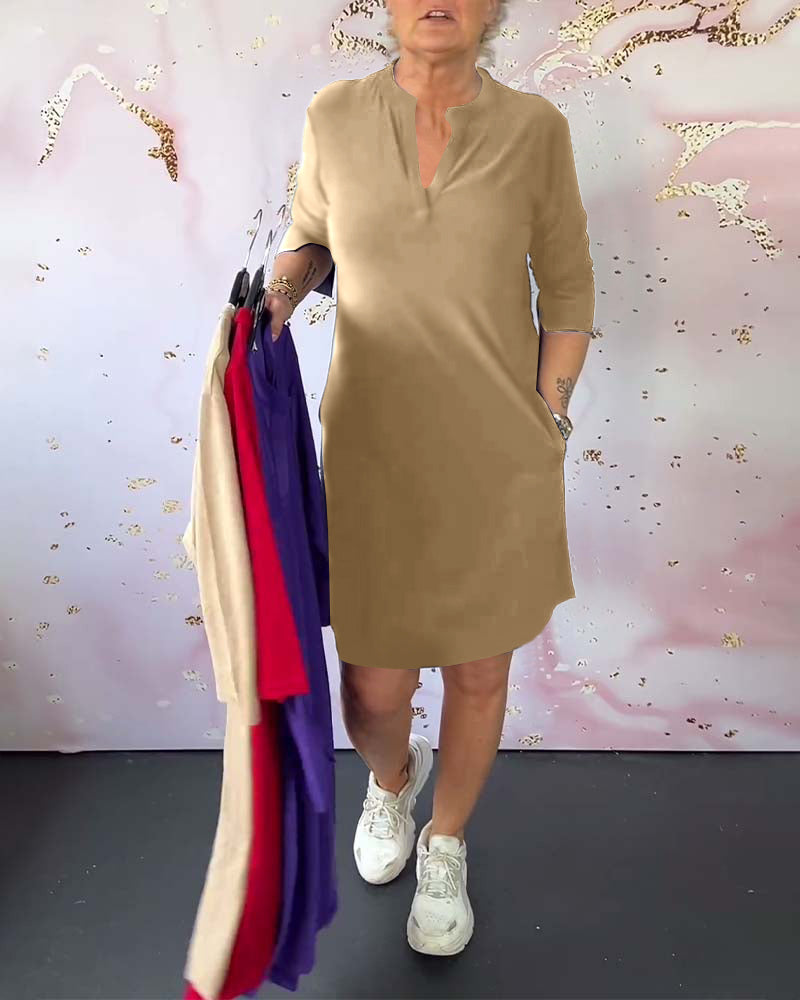 Ensfarvet kjole med V-hals