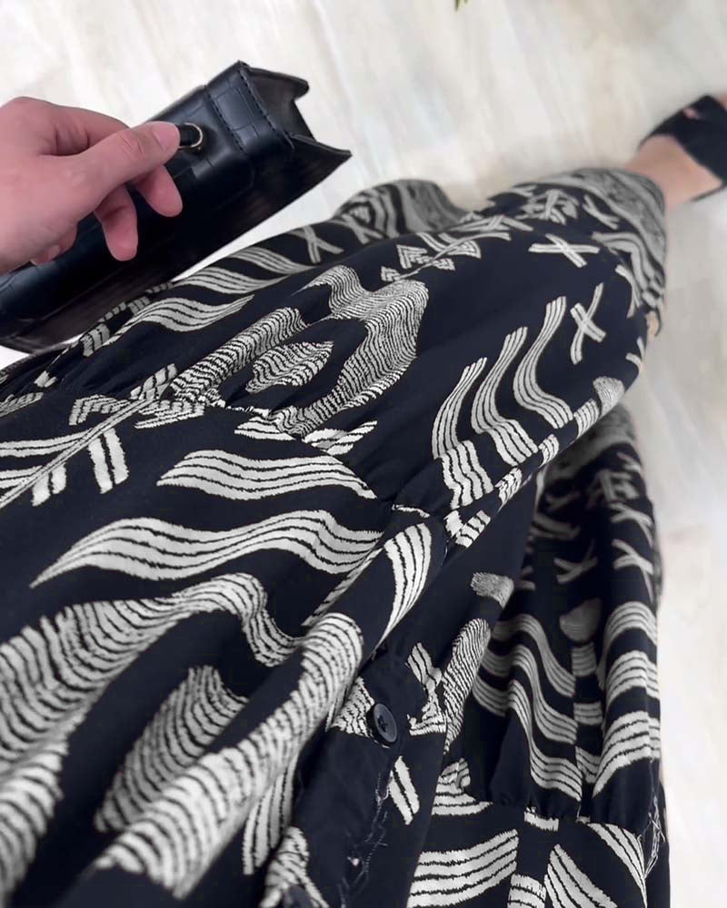 V-halset langærmet kjole med gyldent print