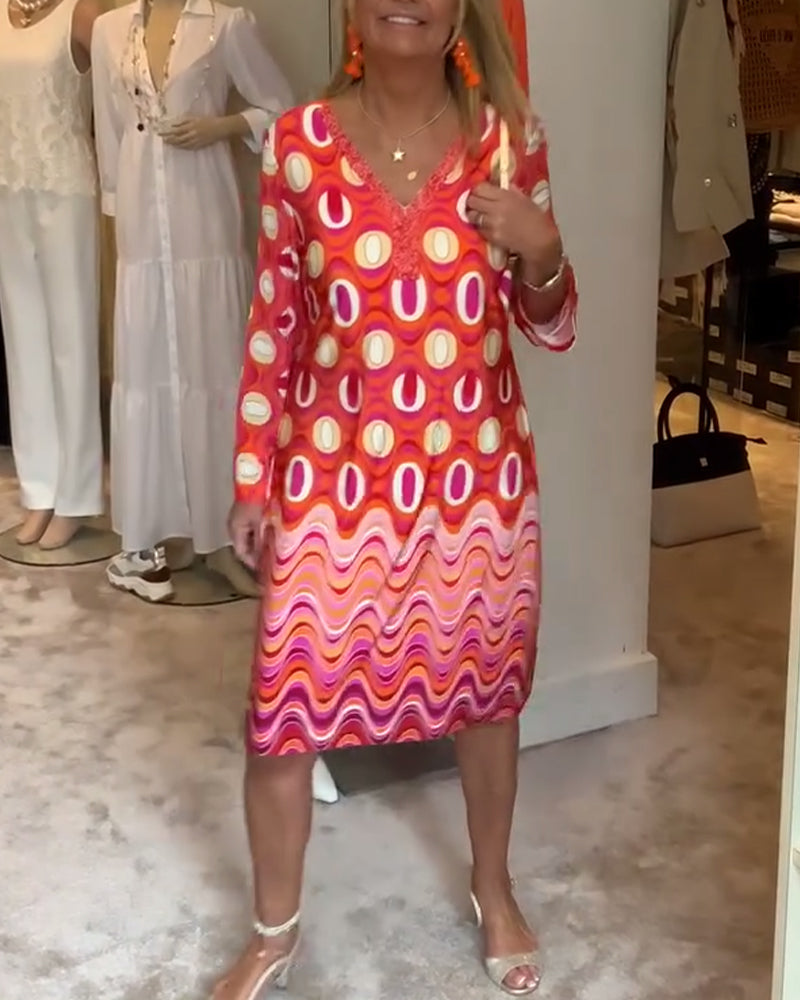 Afslappet løs kjole med print og V-udskæring