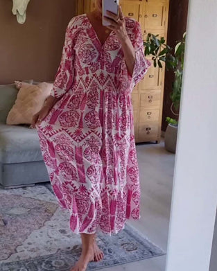 Elegantmønstret plisseret kjole med klokkeærmer