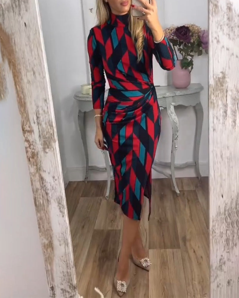 Kjole med sidesnit og farverigt diamantmønster