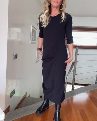 Plisseret ensfarvet elegant kjole med rund hals