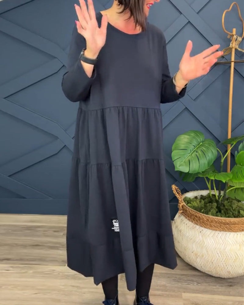 Afslappet ensfarvet patchworkkjole med rund hals