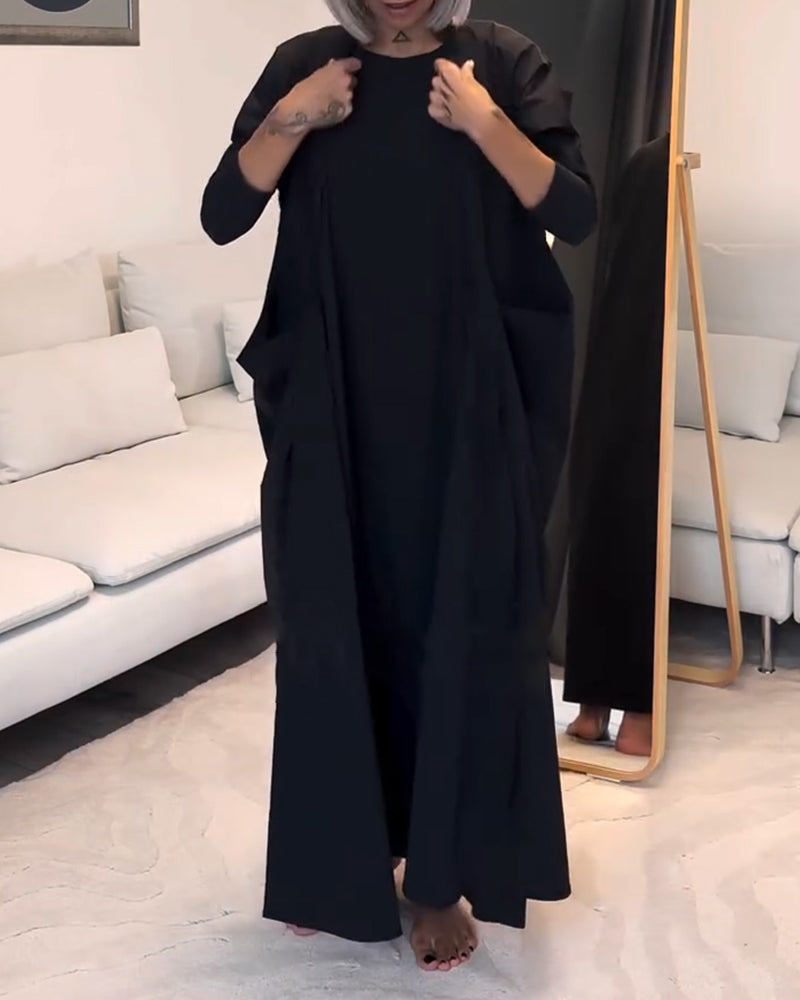 Stilfuld sort plisseret kjole med snøre og rund hals