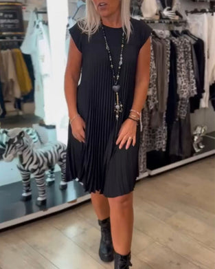 Kortærmet plisseret sort kjole