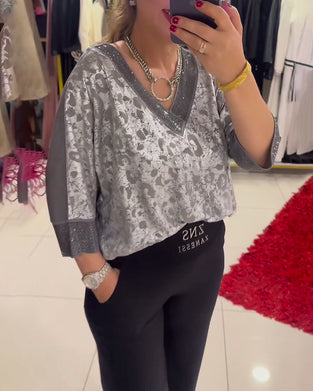 Afslappet bluse med V-udskæring