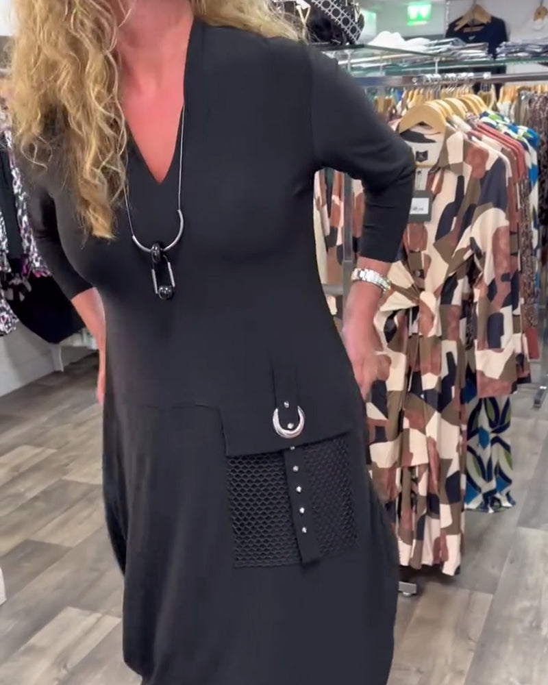 Sort kjole med V-udskæring og sidelomme