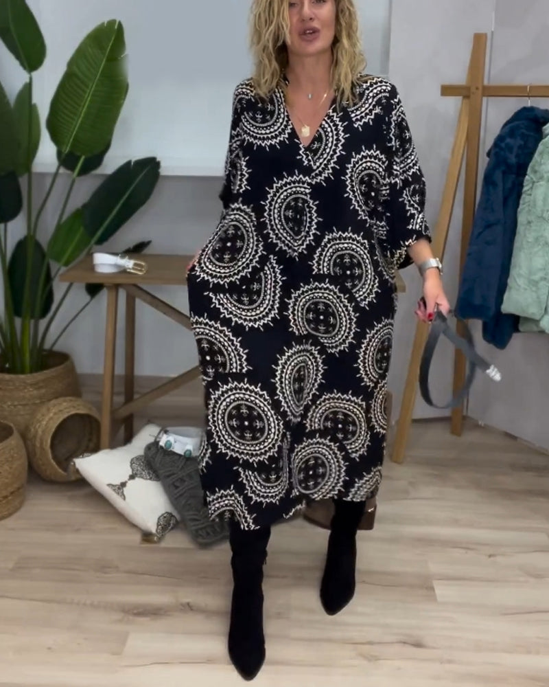 Mønstret kjole med V-udskæring og lange ærmer