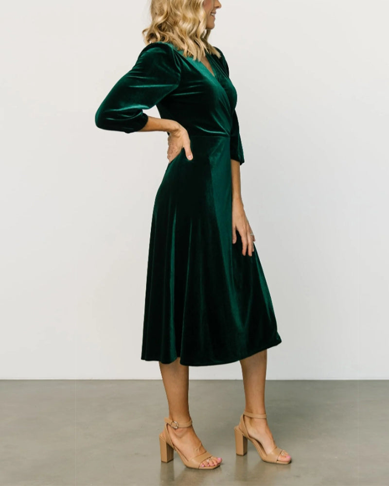 Elegant ensfarvet V-hals-kjole med snøre på trekvart ærmer