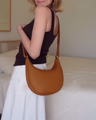 Ensfarvet elegant halvmåneformet skuldertaske