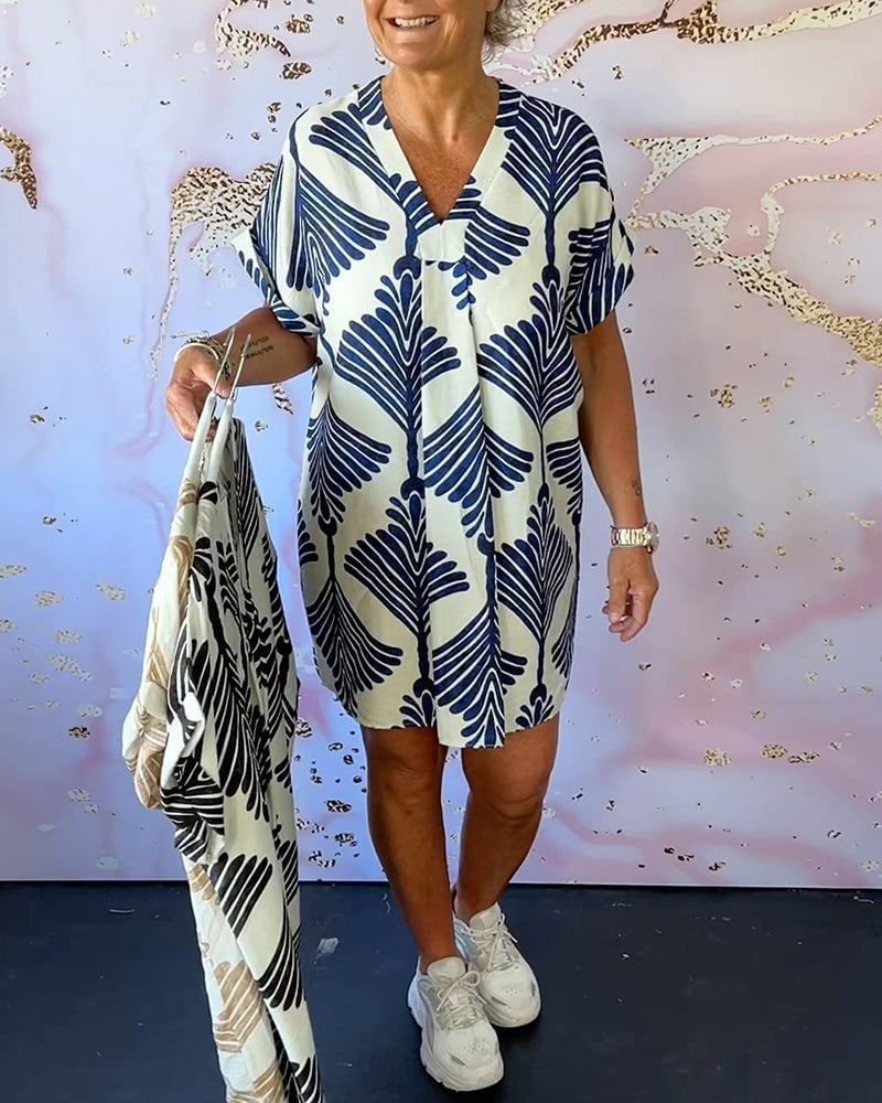 Afslappet kortærmet kjole med V-udskæring