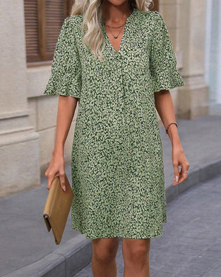 Elegant kjole med V-udskæring og print