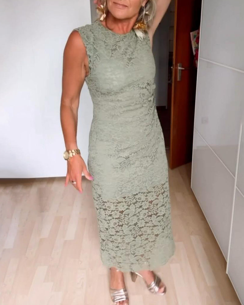 Elegant kjole uden ærmer med blonder og slids