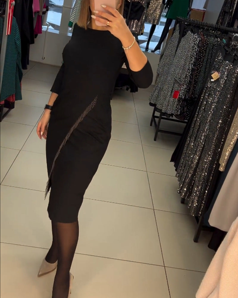 Kjole med skrå slids og rund hals