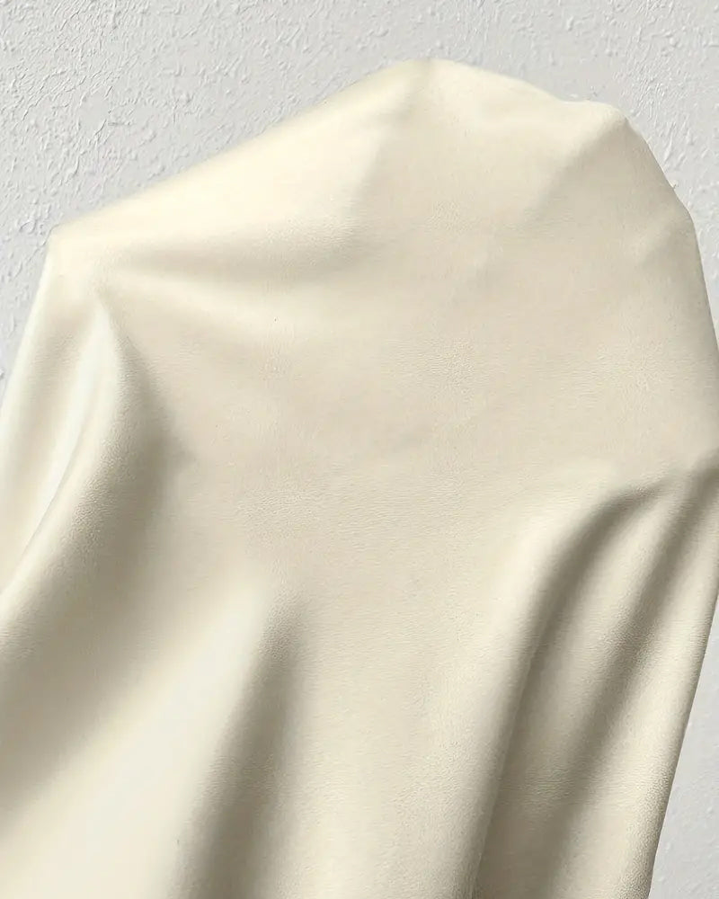 Ensfarvet bluse med flæser i uregelmæssig længde