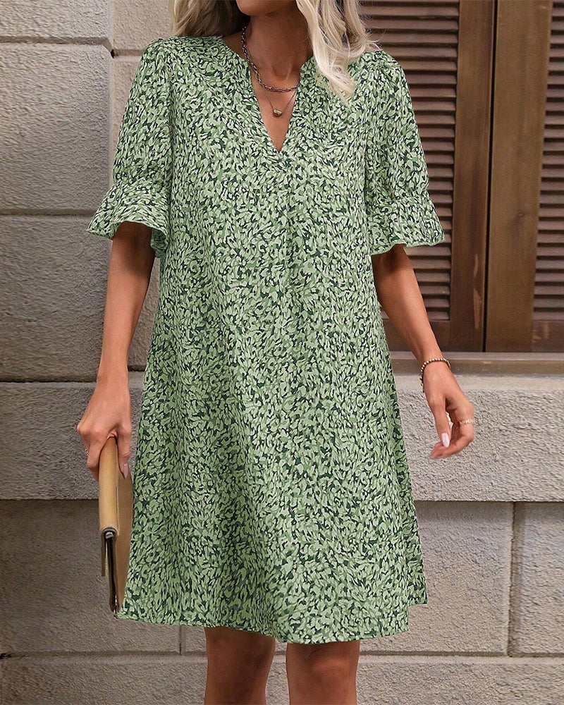 Elegant kjole med V-udskæring og print