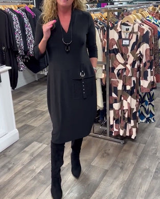 Sort kjole med V-udskæring og sidelomme