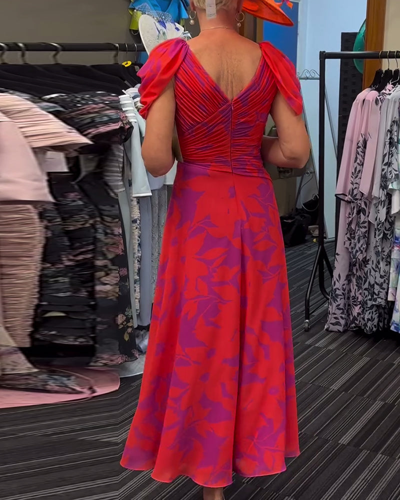 V-halset kjole med print og splitdesign