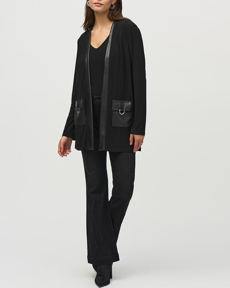 Ensfarvet frakke med PU-læder detaljer