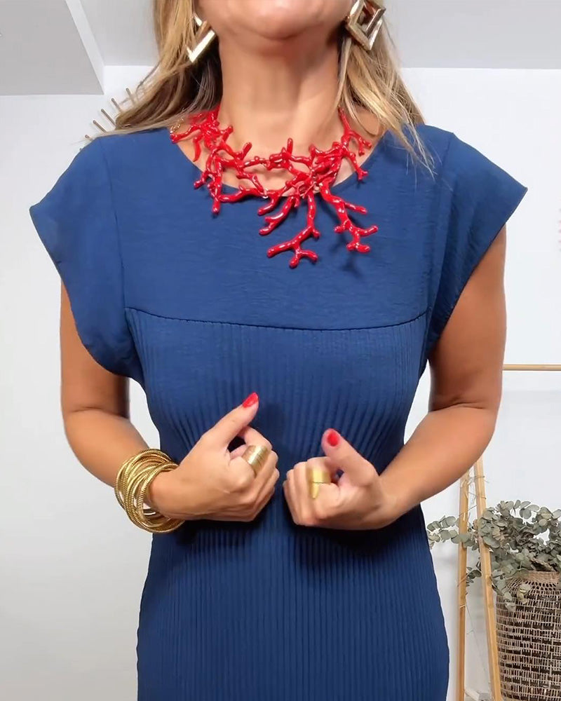 Plisseret ensfarvet kjole uden ærmer