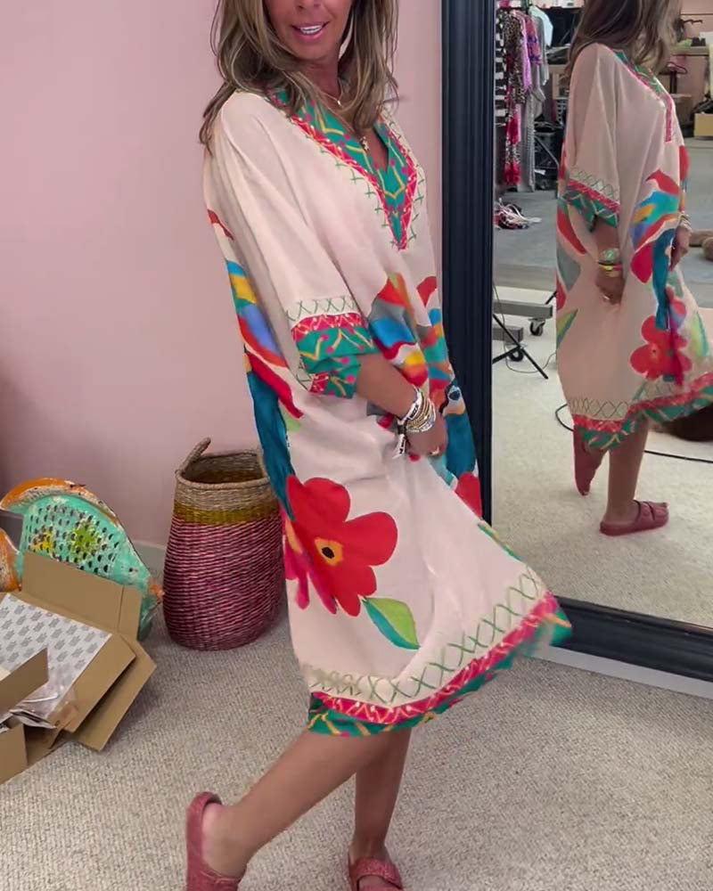 V-halset kjole med tropiske motiver